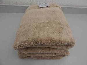 lot 145 image: Set of 2 Bath Towels