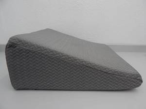 lot 150 image: Cooling Memory Foam Wedge Pillow