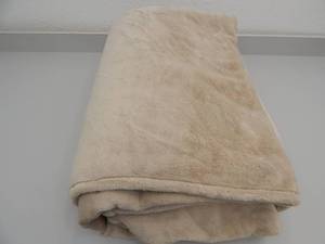 lot 152 image: King Comforter