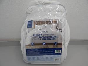 lot 159 image: Queen Grand Cooling Comforter