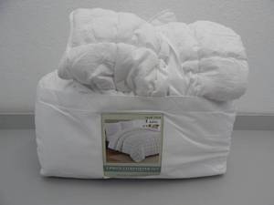 lot 164 image: King 3 Piece Comforter Set