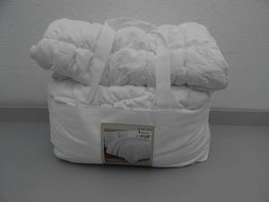 lot 178 image: Queen 3 Piece Comforter Set