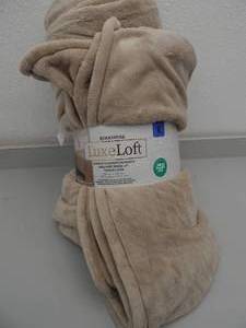 lot 88 image: King Throw Blanket