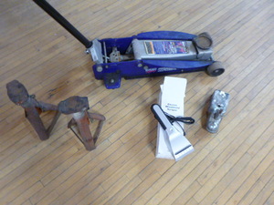 lot 15 image: Garage Items