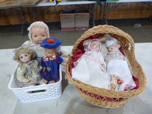 lot 35 image: 5 Vintage Dolls