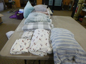 lot 49 image: Assorted Bedding Items