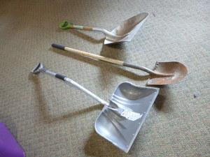 lot 59 image: 3 Shovels