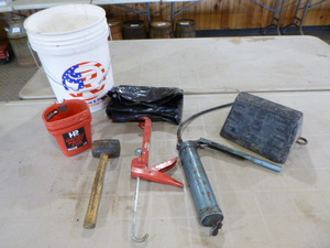 lot 60 image: Garage Items