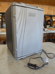 lot 66 image: Coleman 40 Quart Powerchill Thermoelectric CoolerWarmer