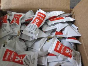 lot 138 image: 200 ct Caseys Ketchup Packs...