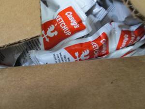 lot 164 image: 200 ct Caseys Ketchup Packs...