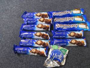lot 199 image: 12 Assorted Candy...