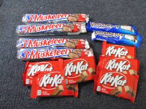 lot 208 image: 12 Assorted Candy Bars...