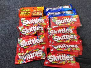 lot 211 image: 12 Assorted Candy...