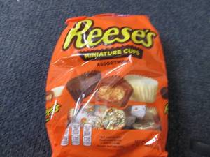 lot 235 image: 32.1 Reeses Miniature Cups...
