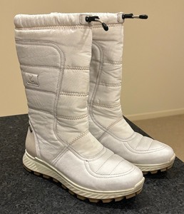 lot 52 image: White Size 6 Boots by Ecco