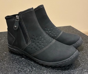 lot 55 image: JBU Polaris Size 6 12 Boots by Jambu