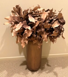lot 56 image: Gorgeous Faux Floral Decor
