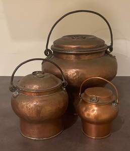 lot 19 image: Set of 3 Vintage Hammered Copper Pots with Handles and Lids