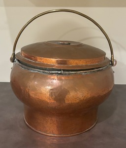 lot 106 image: Vintage Copper Pot with Lid