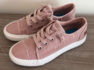 lot 78 image: Blowfish Malibu Pink Canvas Sneakers Size 6.5