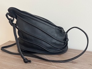 lot 81 image: Thomas Leathers Black Leather Crossbody Bag