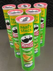 lot 32 image: TN 2 - Set of 6 Pringles Party Stack Sour Cream & Onion Chips