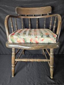 lot 10 image: Vintage Wooden Windsor Chair with Floral Cushion