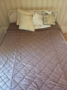 lot 18 image: Vintage Twin Bed with Spindle Headboard and Footboard. Inc. Mattress and Linens