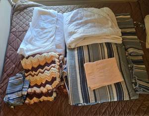 lot 19 image: Collection of Linens Blankets, Towels, and Quilts