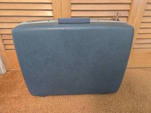 lot 23 image: Vintage Samsonite Blue Hard Shell Suitcase with Key