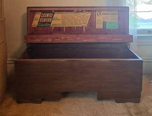 lot 32 image: Caswell-Runyan Cedar Chest with Built-in Divider Compartments