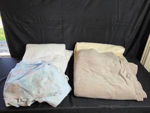 lot 39 image: Collection of Assorted Linens and Blankets