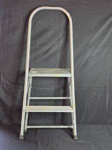 lot 40 image: Aluminum Folding Step Ladder