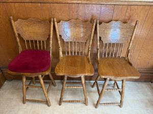 lot 66 image: Set of 3 Oak Swivel Dining Chairs with Ornate Backrests