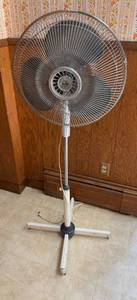 lot 68 image: Tatung Vintage Pedestal Fan