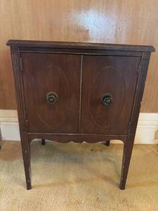lot 72 image: Vintage Wooden Record Cabinet with Dividers