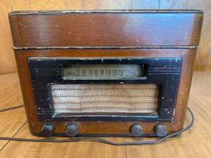lot 77 image: Vintage Wood Radio with Turntable and Tubes