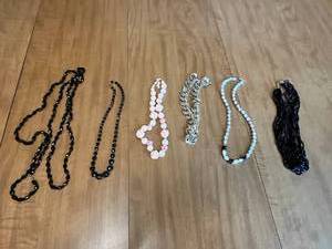 lot 97 image: VTG Collection of 6 Assorted Stylish Necklaces