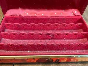 lot 104 image: Set of Assorted Vintage Earrings and Decorative Jewelry Box