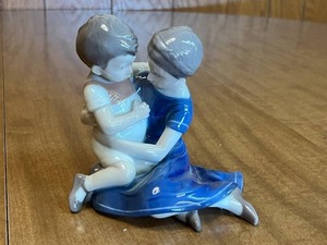 lot 111 image: VTG Bing & Grondahl Denmark Porcelain Figurine #1568 Playing Children