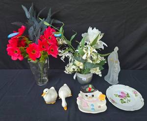 lot 120 image: Collection of Home Decor Items Including Floral Arrangements and Ceramic Pieces
