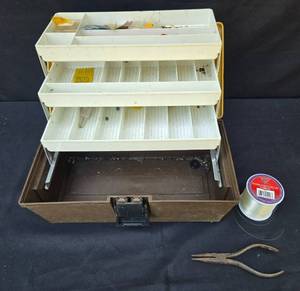 lot 127 image: UMCO Vintage Tackle Box with Assorted Fishing Gear
