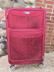 lot 140 image: Burgundy it Luggage Suitcase with 4 Wheels