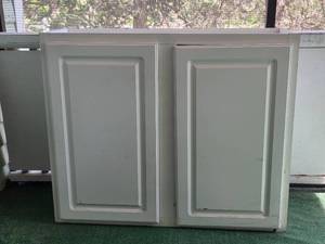 lot 149 image: White Cabinet with Adjustable Shelves - 31 x 36 x 12