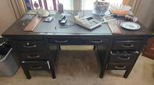 lot 184 image: Sturdy Wooden Office Desk with Drawers (DESK ONLY)