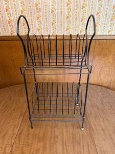 lot 198 image: Vintage Metal Wire Floor MagazineVinyl Rack
