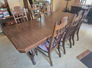 lot 203 image: Vintage Dining Table with 6 Carved Chairs and Cushions