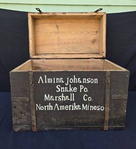 lot 208 image: Vintage Almina Johnson Wooden Storage Chest with Hand-Painted Letters