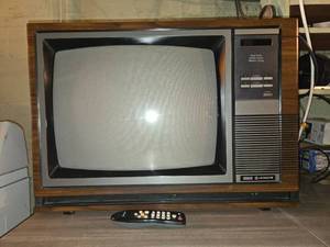 lot 216 image: Vintage Hitachi Solid State Color TV Model CT1937